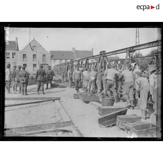 Lampernisse, Belgique, exercices de pontonniers belges. [légende d'origine]