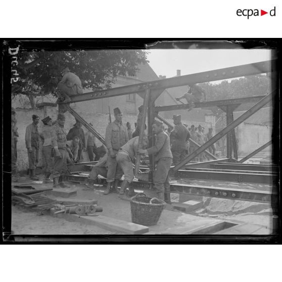 Lampernisse, Belgique, exercices de pontonniers belges. [légende d'origine]