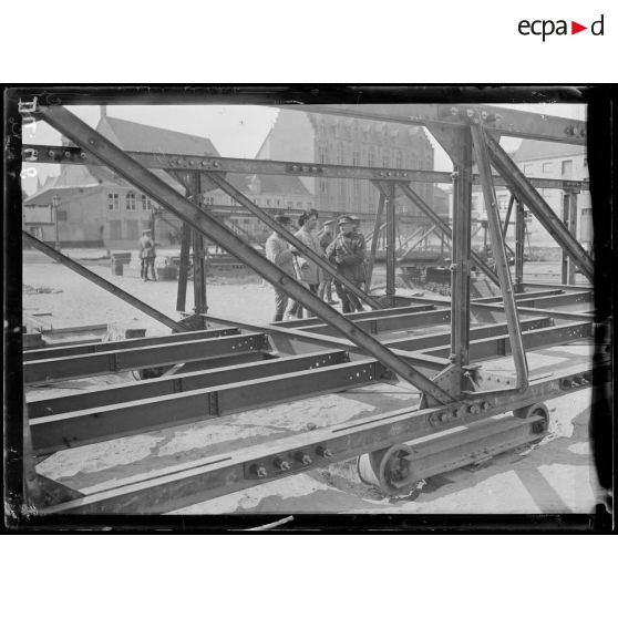 Lampernisse, Belgique, exercices de pontonniers belges. [légende d'origine]