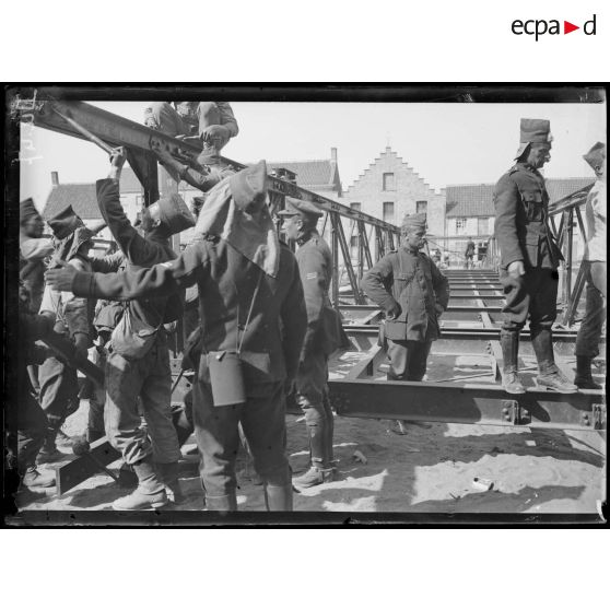 Lampernisse, Belgique, exercices de pontonniers belges. [légende d'origine]