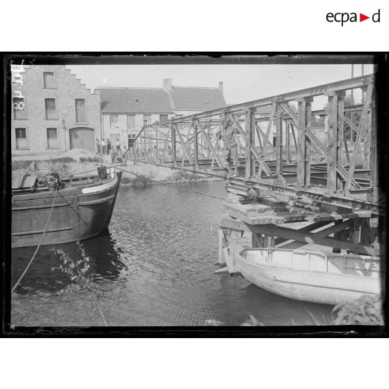 Lampernisse, Belgique, exercices de pontonniers belges. [légende d'origine]