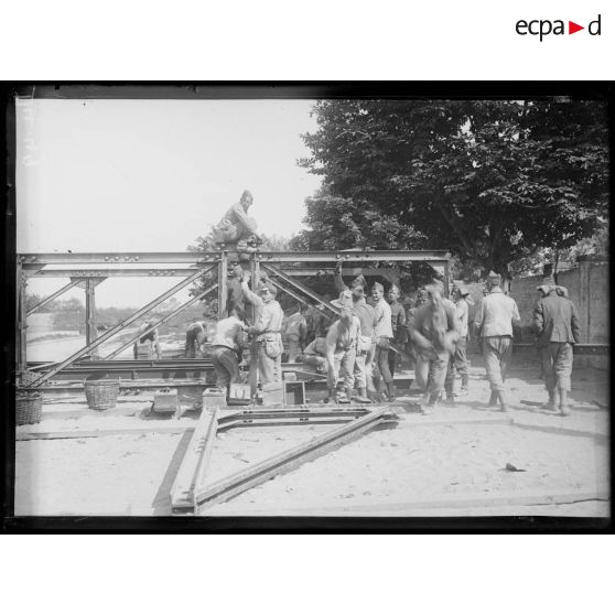 Lampernisse, Belgique, exercices de pontonniers belges. [légende d'origine]