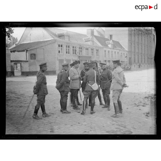 Lampernisse, Belgique, groupe d'officiers belges et français. [légende d'origine]
