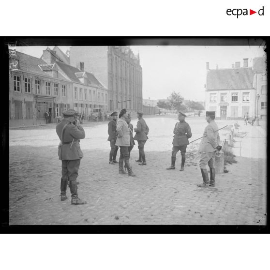 Lampernisse, Belgique, groupe d'officiers belges et français. [légende d'origine]