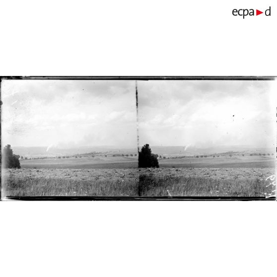 Un dépôt de munitions en feu. [légende d'origine]