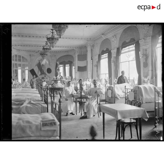 Camp retranché de Paris. Hôpital japonais. Salle du rez-de-chaussée. [légende d'origine]