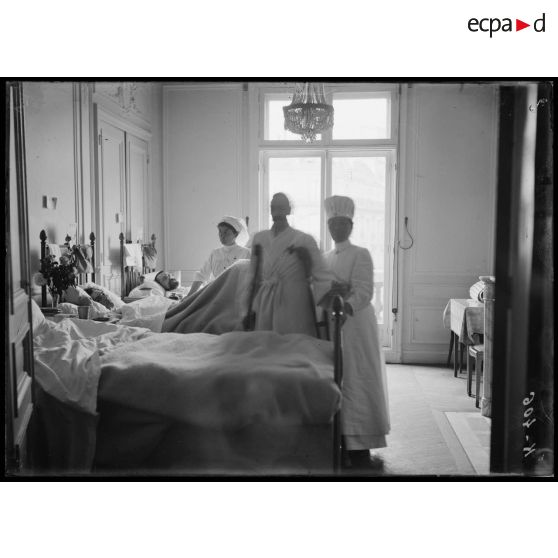 Camp retranché de Paris. Hôpital japonais. Salle 36. Blessés (3 lits). [légende d'origine]