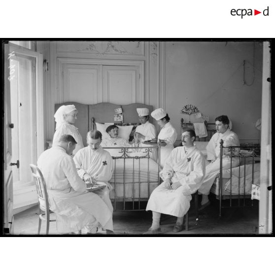 Camp retranché de Paris. Hôpital japonais. Prise de température de blessés. [légende d'origine]