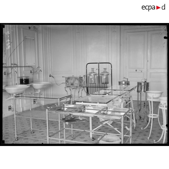 Camp retranché de Paris. Hôpital japonais. Salle d'opérations. [légende d'origine]