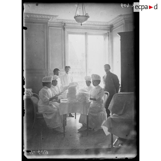 Camp retranché de Paris. Hôpital japonais. Salle de préparation des pansements. [légende d'origine]