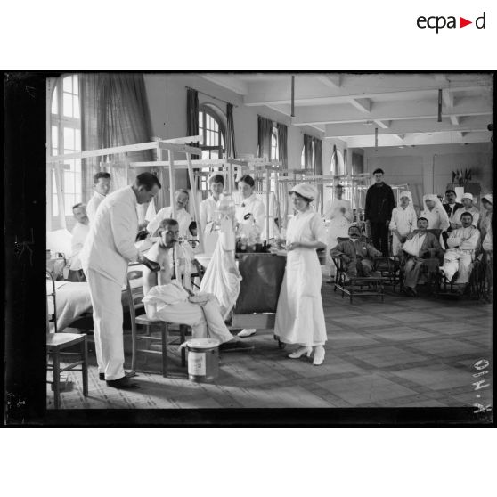 Camp retranché de Paris. Hôpital ambulance américain. Salle 83. Pansements. [légende d'origine]