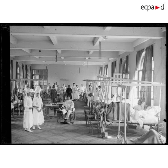 Camp retranché de Paris. Hôpital ambulance américain. Salle 83, vue d'ensemble. [légende d'origine]