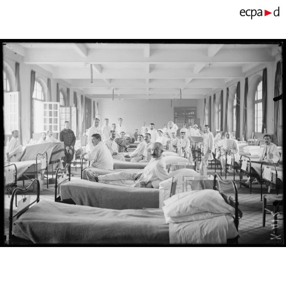 Camp retranché de Paris. Hôpital ambulance américain. Salle 77. Blessés (fractures). [légende d'origine]