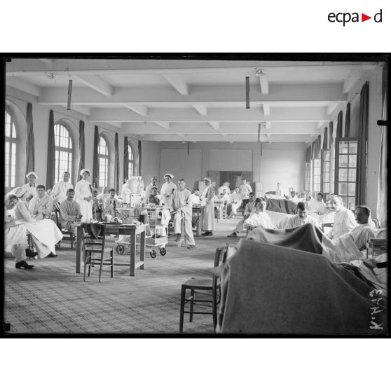 Camp retranché de Paris. Hôpital ambulance américain. Salle 77. Blessés (fractures). [légende d'origine]