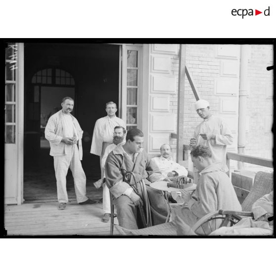 Camp retranché de Paris. Hôpital ambulance américain. Repos sur la terrasse. [légende d'origine]