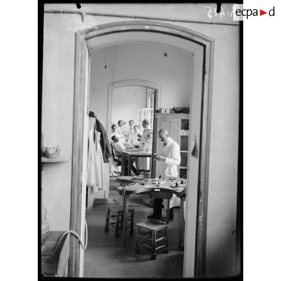 Camp retranché de Paris. Hôpital ambulance américain. Salle des dentistes. [légende d'origine]