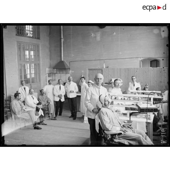 Camp retranché de Paris. Hôpital ambulance américain. Salle des dentistes. [légende d'origine]