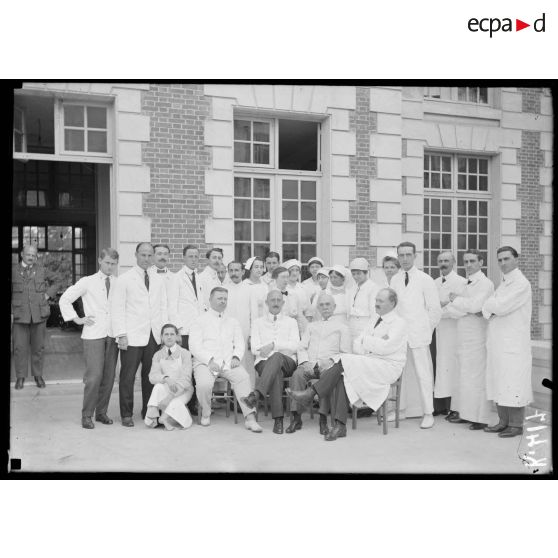 Camp retranché de Paris. Hôpital ambulance américain. Groupe de docteurs et dentistes. [légende d'origine]