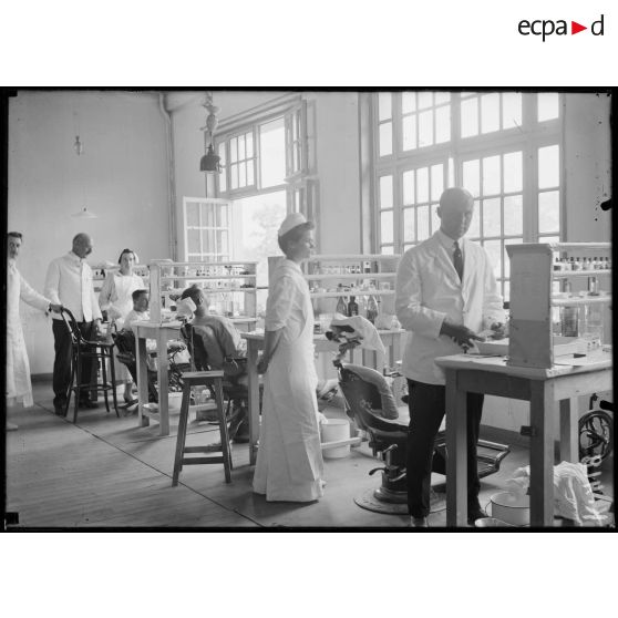 Camp retranché de Paris. Hôpital ambulance américain. Salle de dentistes. [légende d'origine]