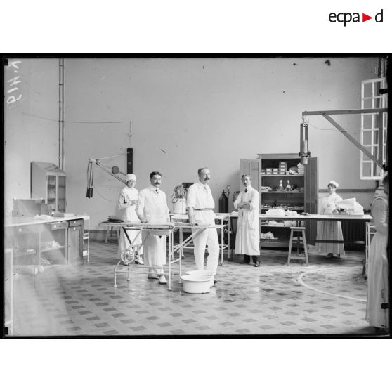 Camp retranché de Paris. Hôpital ambulance américain. Salle d'opérations avec appareil électro. [légende d'origine]