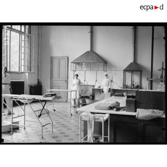 Camp retranché de Paris. Hôpital ambulance américain. Salle d'opérations avec appareil électro. [légende d'origine]
