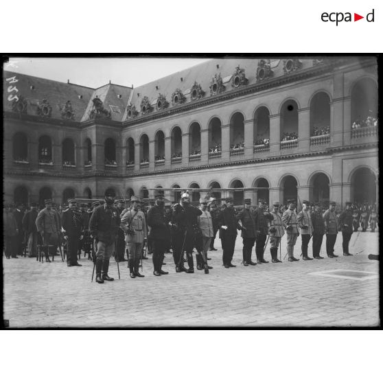 Camp retranché de Paris. Invalides. Prise d'armes et remise de décorations. [légende d'origine]