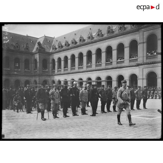 Camp retranché de Paris. Invalides. Prise d'armes et remise de décorations. [légende d'origine]