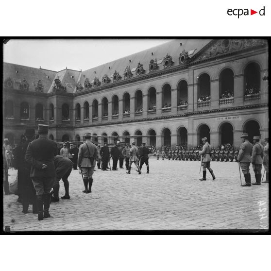 Camp retranché de Paris. Invalides. Prise d'armes et remise de décorations. [légende d'origine]