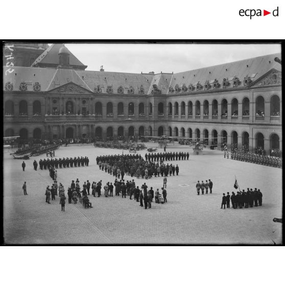 Camp retranché de Paris. Invalides. Prise d'armes et remise de décorations. [légende d'origine]