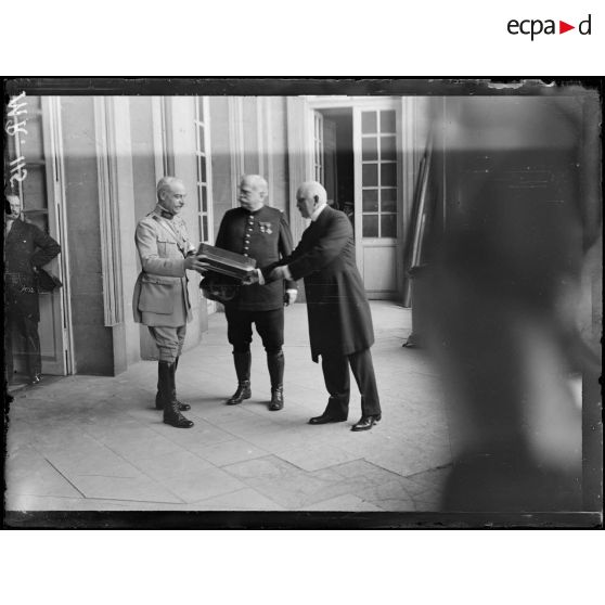 Mr Sharp remet au maréchal Joffre une feuille de chêne en or ciselé offerte par la ville de New-York. [légende d'origine]