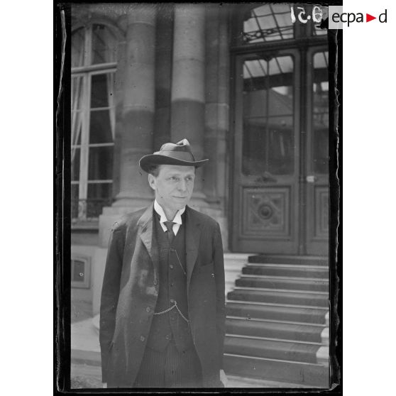 Lord Robert Cecil, Ministre Anglais du Blocus sortant de l'ambassade britannique. [légende d'origine]