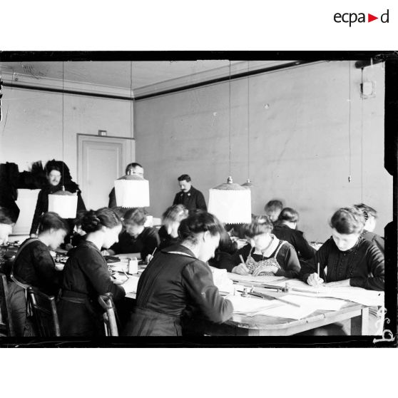 Dames auxiliaires à l'école de guerre. [légende d'origine]