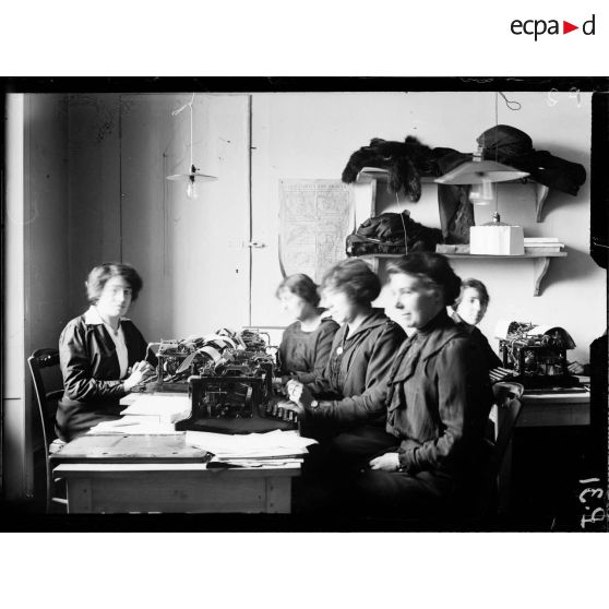 Dames dactylographes. [légende d'origine]