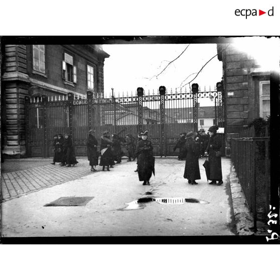 Sortie des dames auxiliaires pour déjeuner. [légende d'origine]