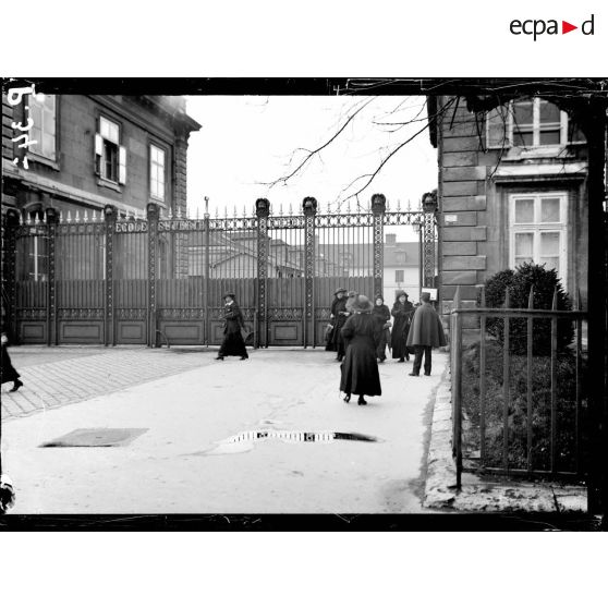 Sortie des dames auxiliaires pour le déjeuner. [légende d'origine]