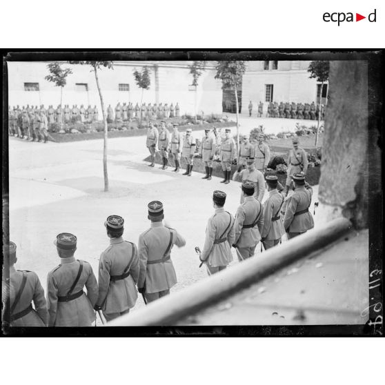 Remise de la médaille militaire au général Pétain par le président de la République. Le général Pétain passe devant les officiers. [légende d'origine]