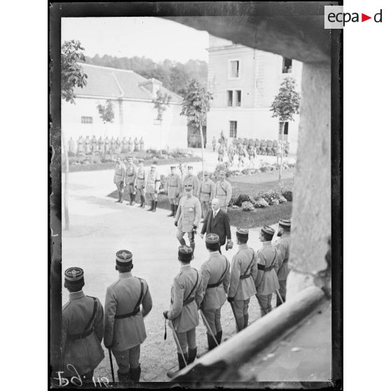 Remise de la médaille militaire au général Pétain par le président de la République. Le président et le général Pétain passent devant les officiers. [légende d'origine]