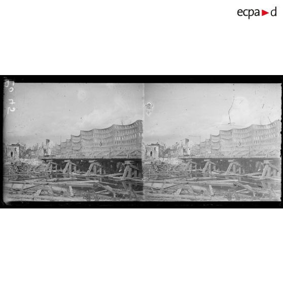 Fismes (Marne). La passerelle camouflée remplaçant le pont détruit. [légende d'origine]