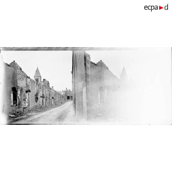 Une rue de Sassy incendiée. [légende d'origine]