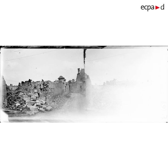 Les maisons en ruines du village de Sassy. [légende d'origine]