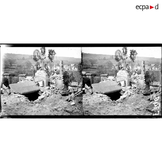 Sassy, au cimetière, sépulture profanée par les Allemands. [légende d'origine]