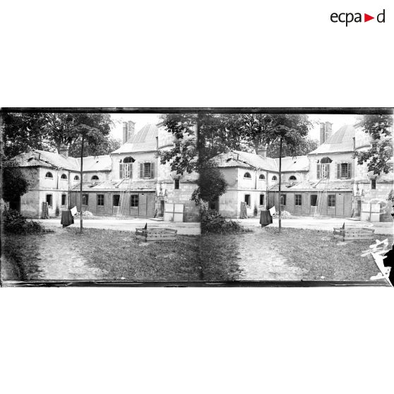 Le château de Vendières après le bombardement. [légende d'origine]