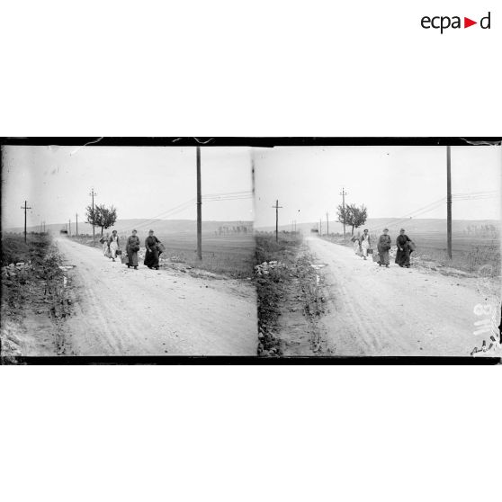 Vendières, évacués revenant au village. [légende d'origine]