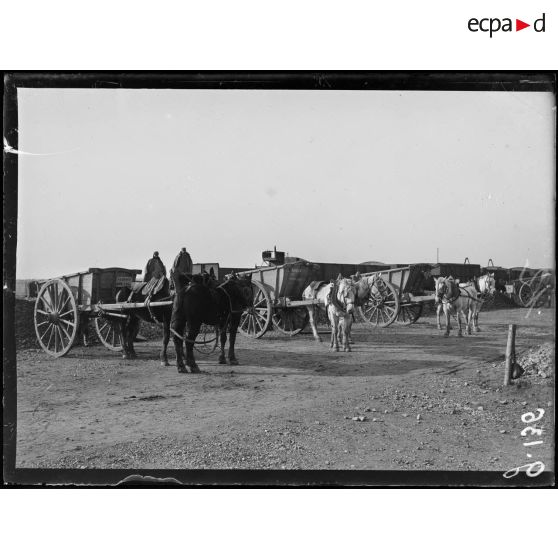 Route d'Amiens à Saint-Quentin, chargement des tomberaux de pierre pour la réfection des routes. [légende d'origine]
