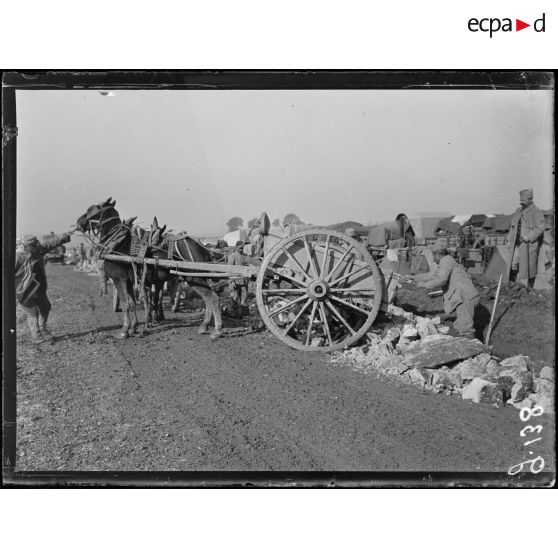 Route de Royart à Morcourt, déchargement de tombereaux apportant des pierres pour la réfection des routes. [légende d'origine]