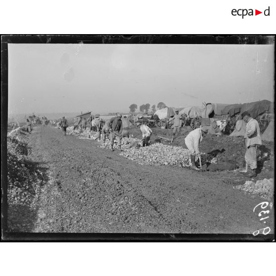 Entretien de la route de Proyart à Morcourt. [légende d'origine]