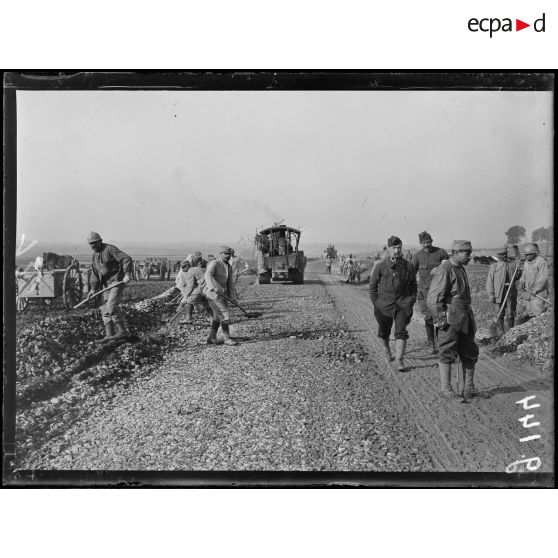Empierrement de la route de Proyart à Morcourt (Somme). [légende d'origine]