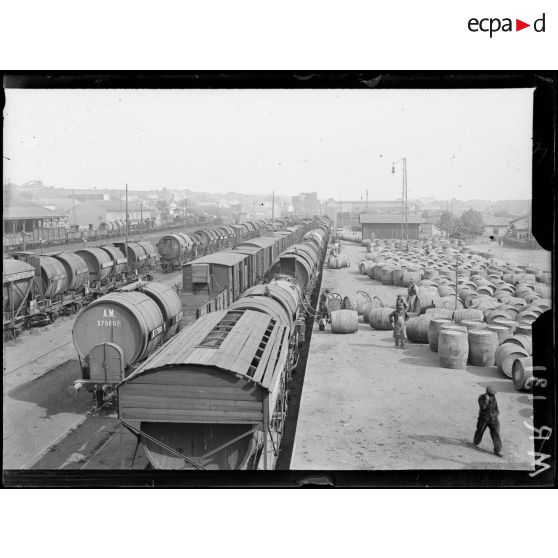 Gare de Béziers. Hérault. Les quais des vins réquisitionnés pour l'armée. [légende d'origine]