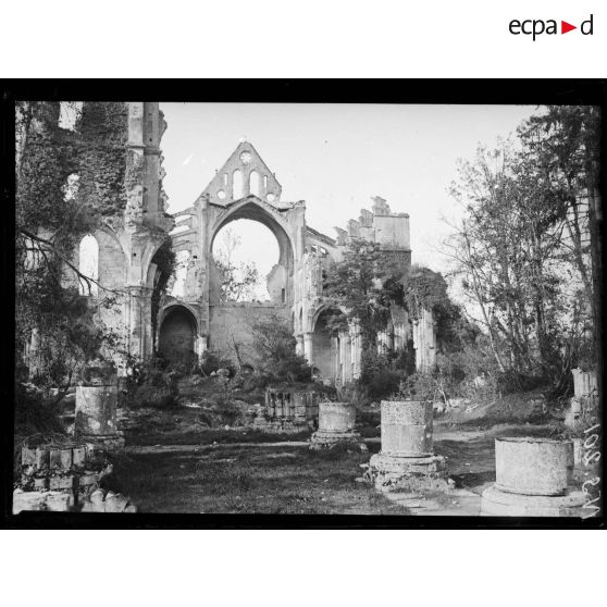 Longpont (Aisne) Les ruines de l'abbaye. [légende d'origine].