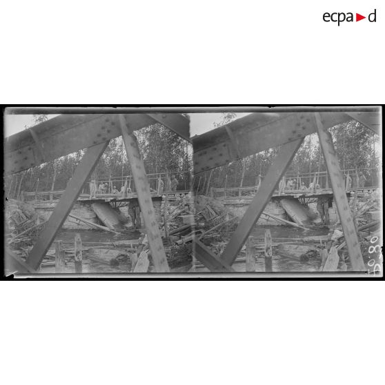 Jonchery-sur-Vesle. Marne. Près du moulin, construction d'une passerelle, près du pont de fer détruit. [légende d'origine]